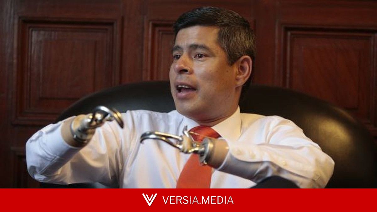 Quem é Luis Galarreta, vice de Keiko Fujimori, que perdeu as mãos quando bebê e usa ganchos como prótese