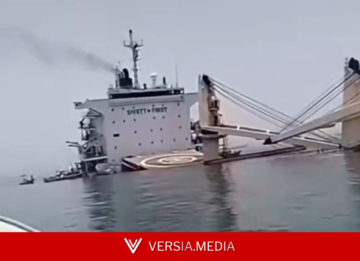 VÍDEO: Navio cargueiro afunda após colisão perto do Estreito de Ormuz