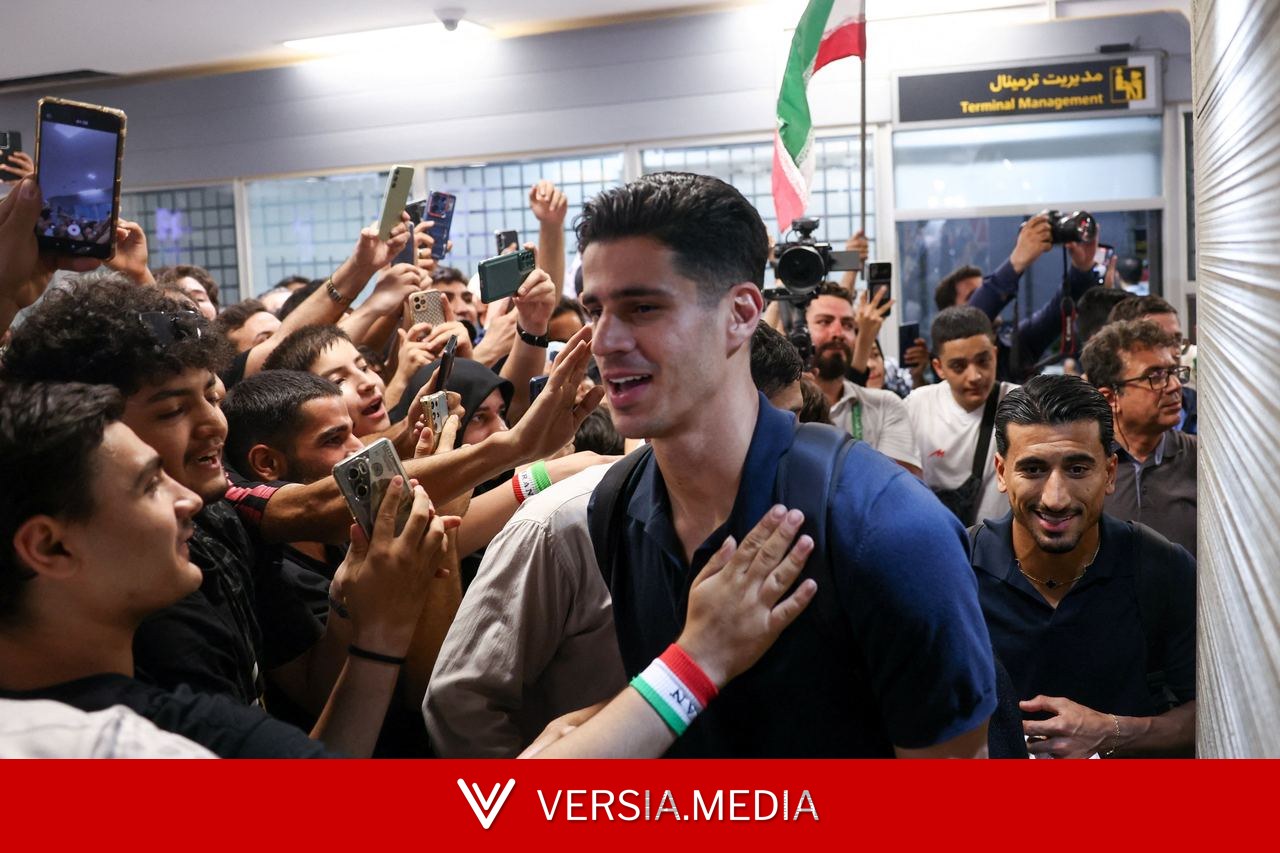 Seleção iraniana é recebida com festa no retorno a Teerã após Copa do Mundo