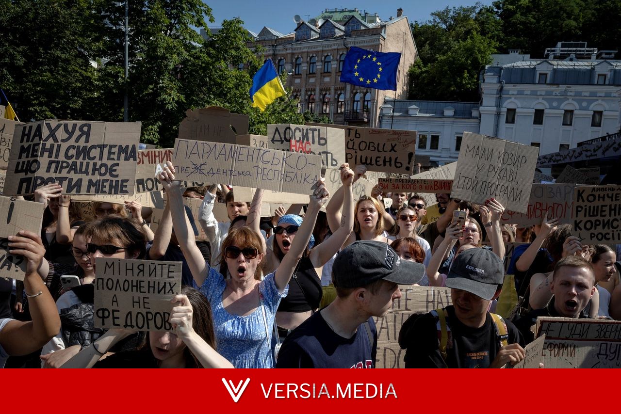 Milhares de ucranianos vão às ruas em protesto à demissão de ministro da Defesa por Zelensky