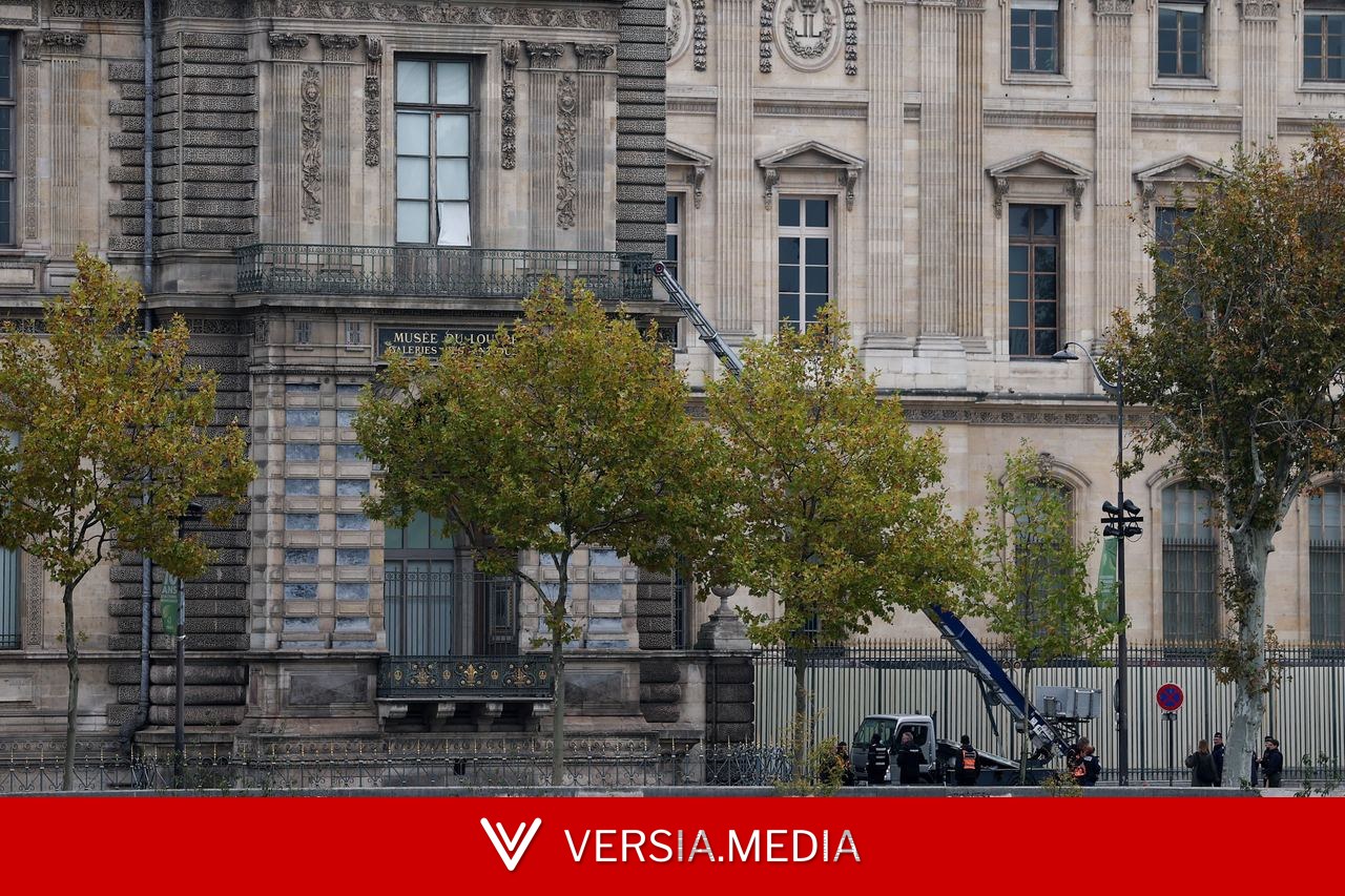 Suspeitos de roubar joias do Museu do Louvre afirmam à polícia que receberiam até 25 mil euros pelo crime, diz jornal