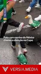 Presidente do México recebe o pato Merlín, mascote da seleção mexicana na Copa