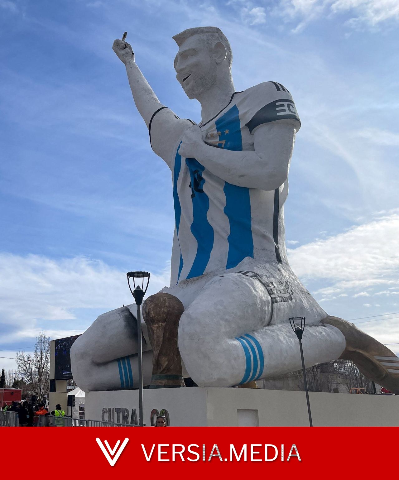 Em cidade da Patagônia com estátua de Messi de 26 metros, argentinos comemoram vaga na final da Copa do Mundo